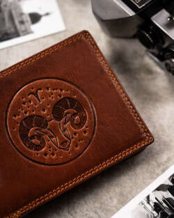 Peterson Duży  skórzany portfel męski z tłoczeniem przedstawiającym znak zodiaku Baran